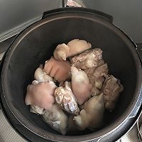 酱猪蹄的做法图解1