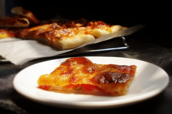 意式薄底香肠披萨的做法_【图解】意式薄底香