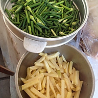 炸土豆条炒蒜苔的做法图解1