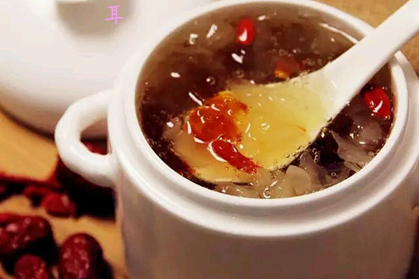 桃胶皂角米炖银耳