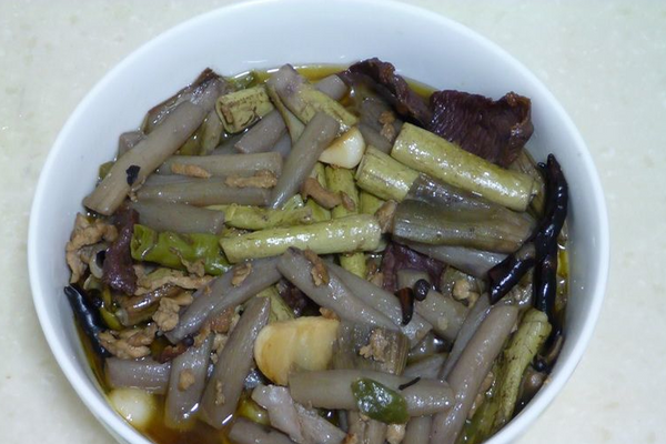 1. 准备好茄子和芋头花。芋头花的茎块中富含蛋白质、钙、磷、铁、钾、镁、钠、胡萝卜素、烟酸、维生素C、B族维生素、皂角甙等多种成分,所含的矿物质中,氟的含量较高,具有洁齿防龋、保护牙齿的作用;其丰富的营养价值,能增强人体的免疫功能,可作为防治癌瘤的常用药膳主食。