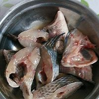 福寿鱼焖豆腐的做法图解1