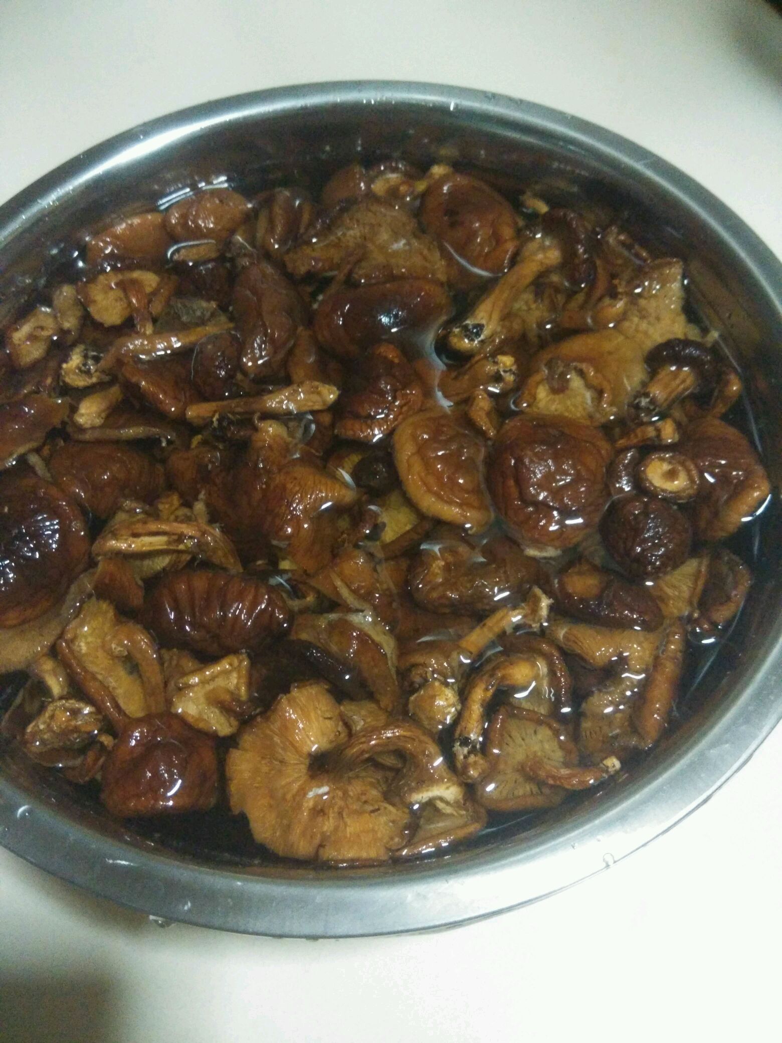蘑菇烧排骨的做法图解1