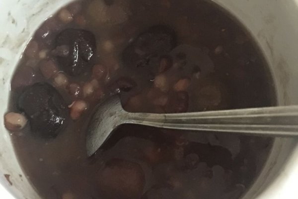 牛奶与红豆红枣黑米山药燕麦薏米枸杞冰糖同吃