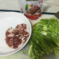 烧烤肉炒青椒的做法图解1