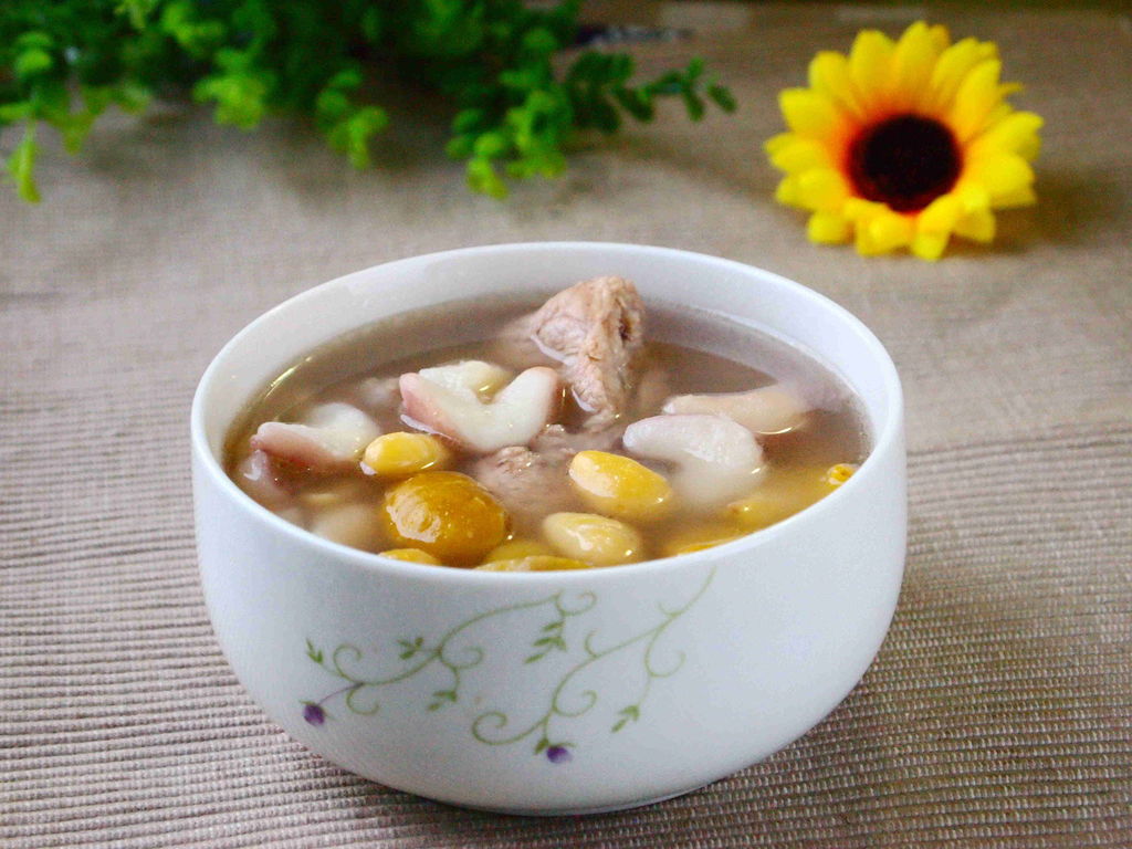 煨鲜菱,以鸡汤煨滚之。上时将汤撤去一半。池中现起者才鲜,浮水面者才嫩。加新栗、白果煨烂,尤佳。或用糖亦可。作点心亦可。 袁枚《随园食单》 袁大人这里强调的是鲜菱!以现从池塘中采起的才为鲜对于当今的都市而言,这个要求比较高。可以想见,鲜菱从遥远的乡村采菱者手上到你家,其间已不和辗转了多少个环节、经历了多少个物流,一个鲜字如何能做到!至于浮在水面者为嫩,则是仁者见仁,智者见智。依个人喜好,菱角还是老的好!老菱才会软糯香甜。以个人的经验,嫩菱因淀粉含量少,煮出来是一汪水包在其间,嚼在嘴里也咯咯吱吱的,十
