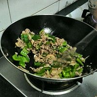 杏鲍菇青椒肉片的做法图解1
