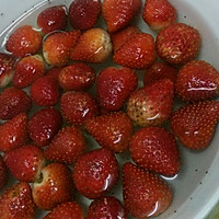 自创草莓鸡蛋饼的做法图解1