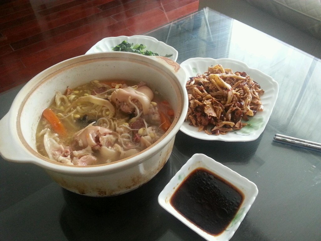 干笋豆芽炖猪蹄煲