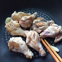 土豆焖鸡腿的做法图解1