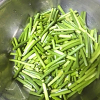 蒜薹炒肉的做法图解2...<a href=