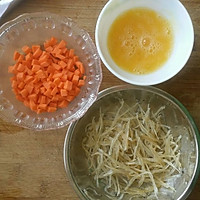 【银鱼仔红萝卜鸡蛋油盐焖饭】的做法图解1