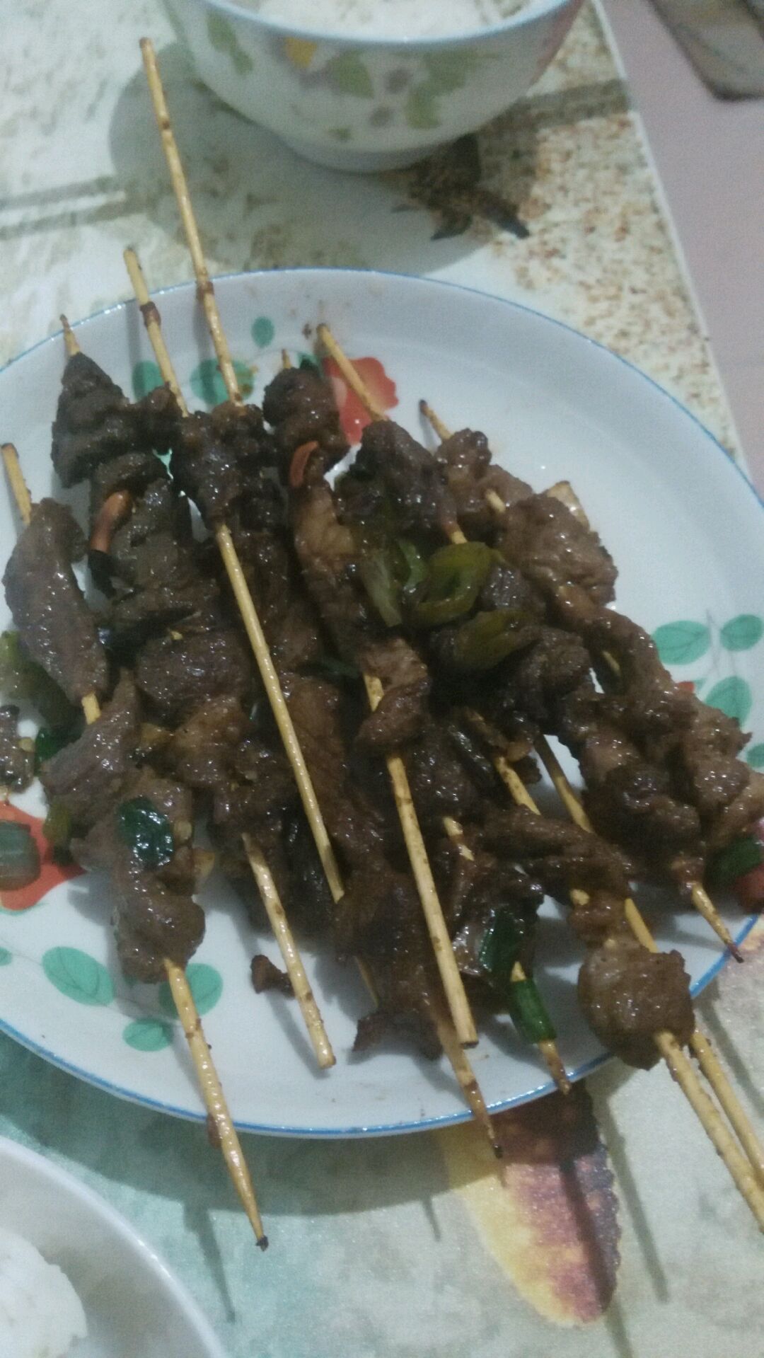 撒孜然,孜然粉,葱,翻炒几下,然后出锅.