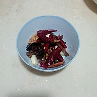 土豆烧肥肠的做法图解1
