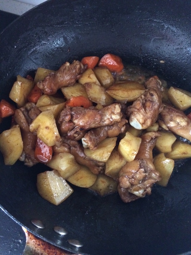 鸡腿烧土豆的做法图解1