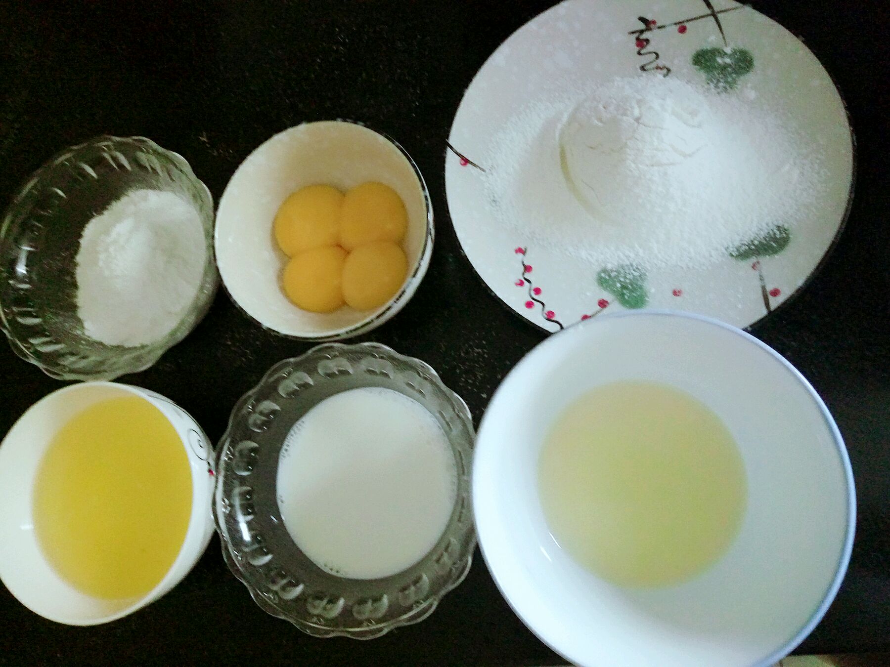 一,先准备好做蛋糕的材料.蛋清蛋黄分离,低筋面粉过筛两次备用.