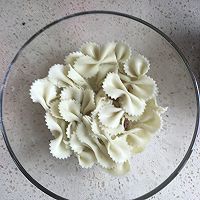 鲜虾蔬菜蝴蝶面的做法_【图解】鲜虾蔬菜蝴蝶