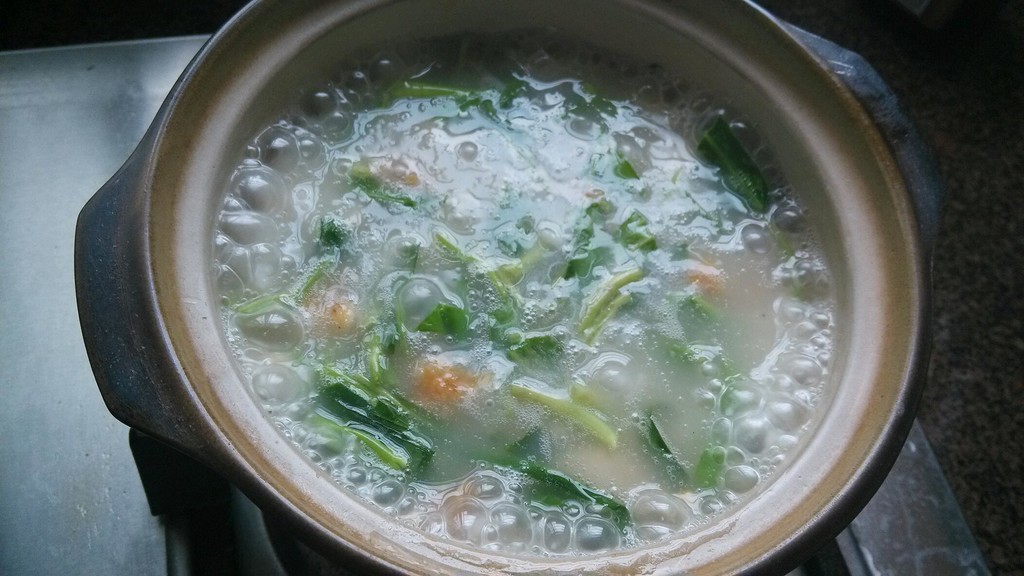 把鸡排 空心菜加入砂锅中 感觉水有点干的时候 下半碗水 下盐 椒粉
