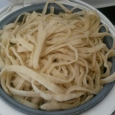 牛筋面一条一条撕开,放入开水锅蒸810分钟!
