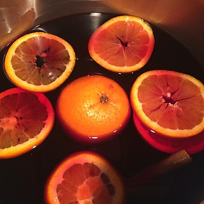 倒入汤锅,丢入丁香皮,丁香戳眼开心一圈圈肉桂,切橙子一片片塞入婷婷六月橙子倒入深深爱图片