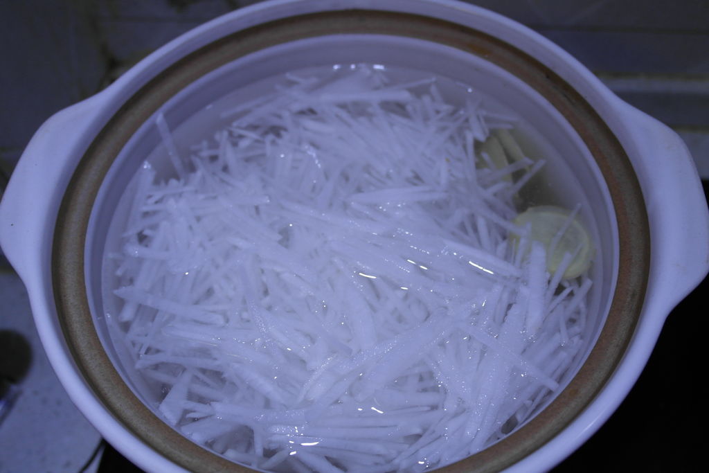 凉水里放8分满水,白萝卜切丝,价格下锅,方片姜芥末煮一支大火的砂锅图片