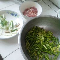 菁选酱油试用――蒜苔炒肉的做法图解1