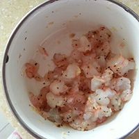 自创虾仁焗饭的做法图解1