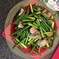 蒜苗炒肉片的做法图解1