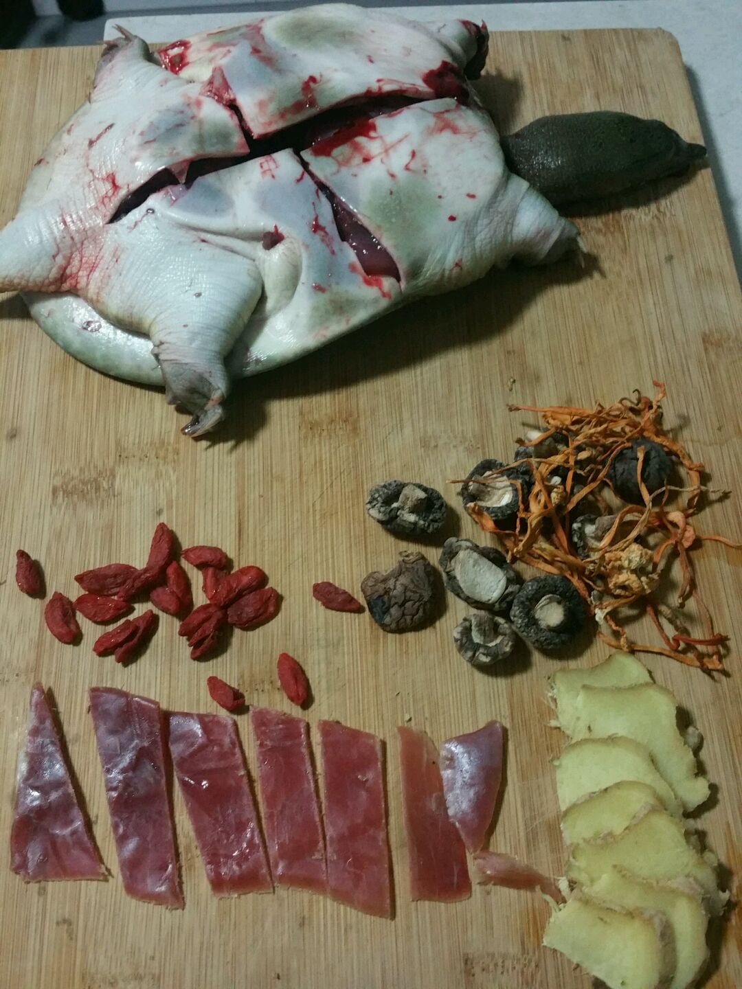 甲鱼是叫菜场的人帮的,回家用开水一烫后去皮,去,去黄油洗净