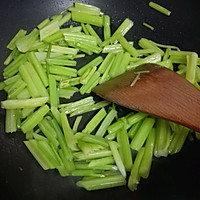 芹菜炒鸡蛋的做法图解1