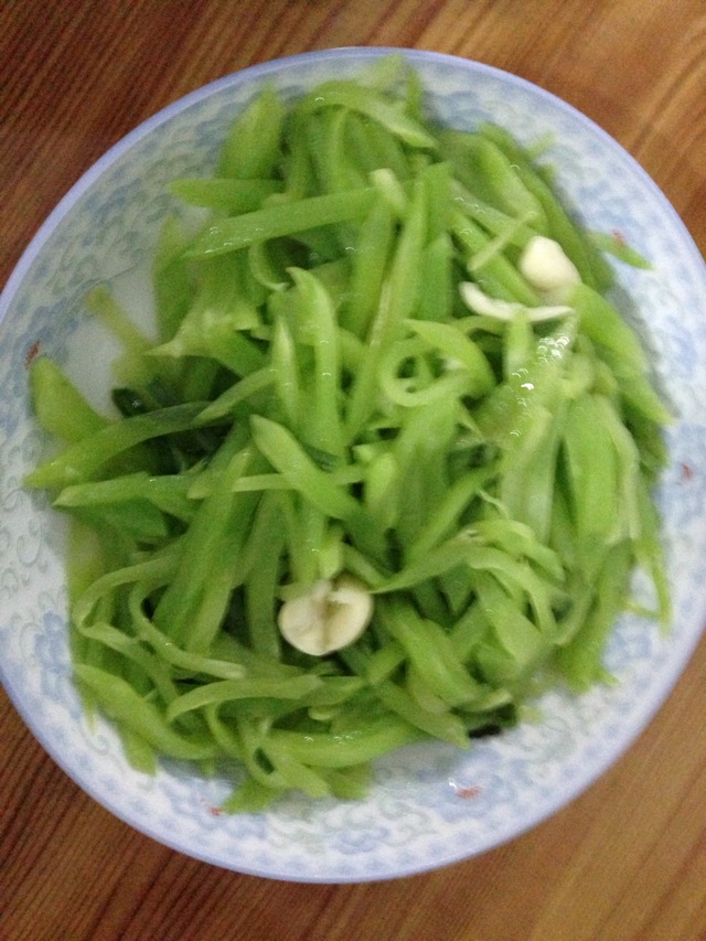 莴笋削皮切片再切丝装盘