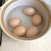 如何快速剥鸡蛋皮的做法图解1