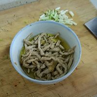 双椒炒肉的做法图解1