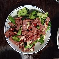 西兰花会火腿的做法图解1
