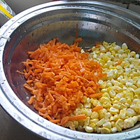 排骨玉米粒胡萝卜土豆豌豆闷饭的做法图解1