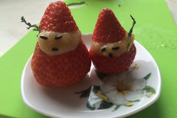 新年快乐--草莓雪人的做法_【图解】新年快乐