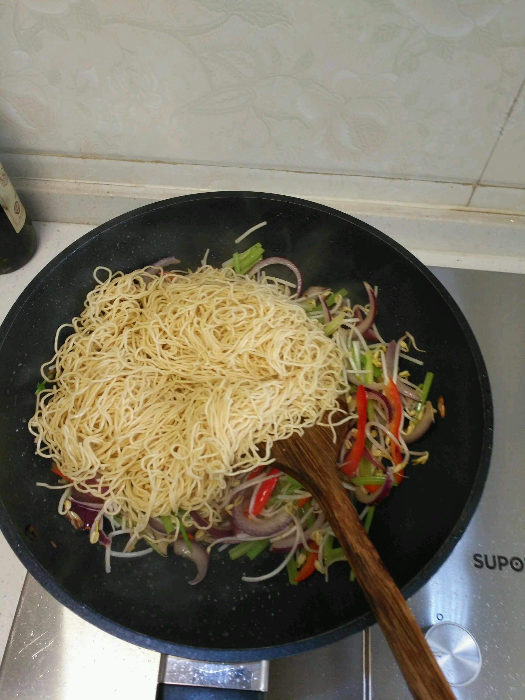 倒入煮好的面,颠锅翻炒后,加入酱包,适量生抽(我用菜比较多,少了可以