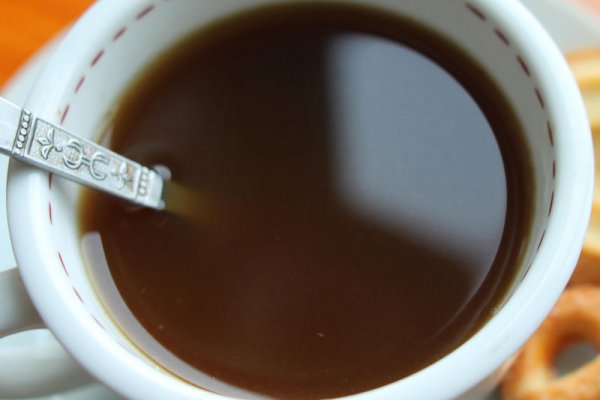 桂圆枸杞红枣茶制做方法 1. 主料: 桂圆适量、枸杞适量、红枣适量. 2. 制作方法: 将适量的桂圆、枸杞、红枣到在一烧杯中,加水泡2-3小时后放在炉灶上用小火烧开,再改最小的火炖20分钟,用滤网过滤,(共煎3次)将过滤后的桂圆枸杞红枣茶烧开,分装在杯中,一道香甜可口的桂圆枸杞红枣茶就做好了.