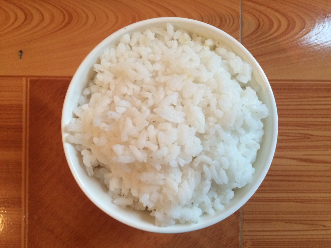 把米饭拌均匀,不要结块.