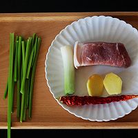 野生小黄蘑炒肉片（内蒙古野生小黄蘑菇配嫩芹菜）的做法图解1