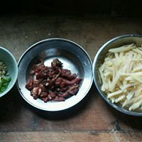 土豆丝炒肉的做法图解1