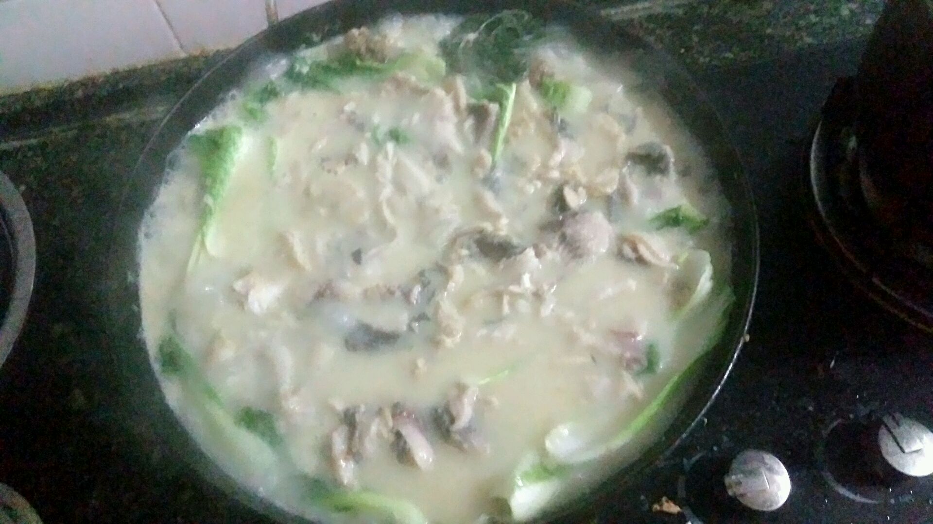 加入 鱼片 及自己喜欢的蔬菜 少许盐调味 就大工告成了 嘻嘻