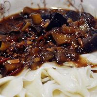 茄子汆配尖椒肉片熏干浇头裤带面