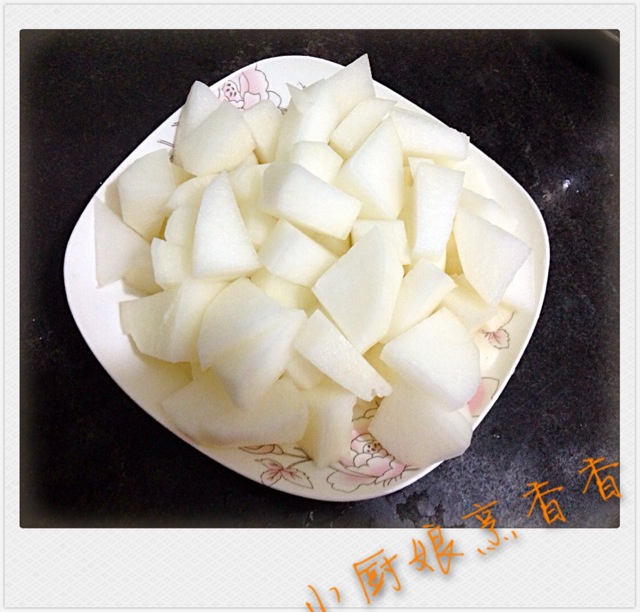 白萝卜切小块待用