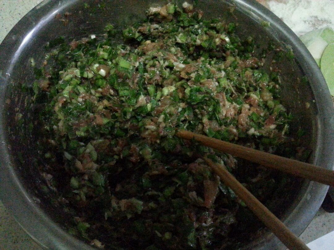 饺子搅拌倒少许韭菜轻轻防止切碎包香油时出汤.如何使米饭增香图片