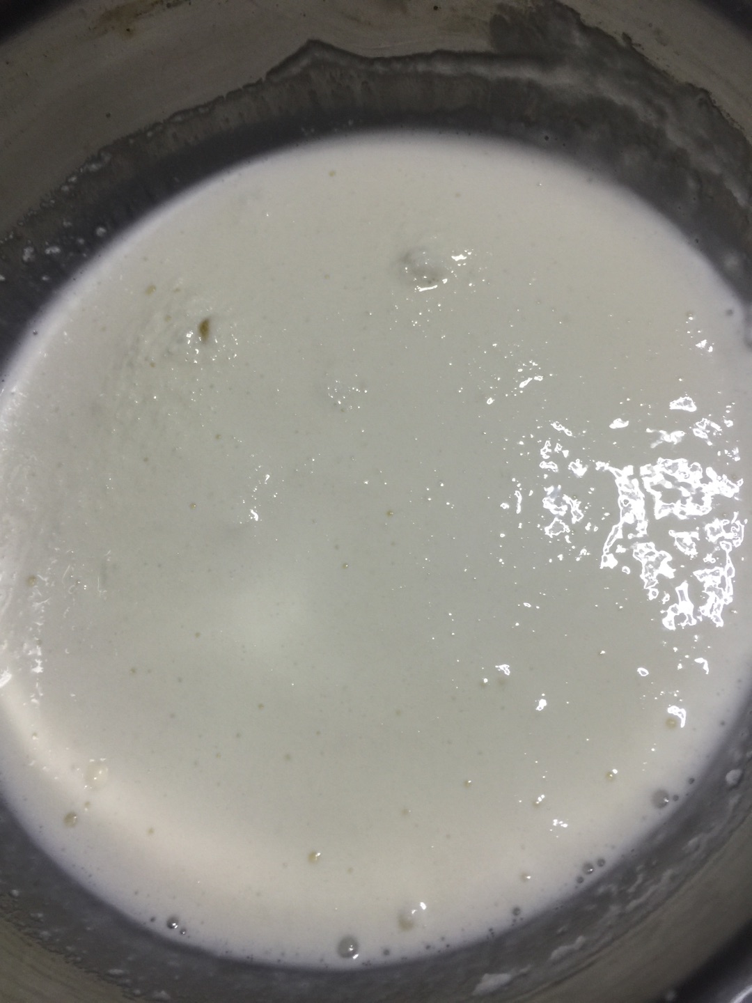 搅拌好的蛋清奶粉糊,放进冰箱冷冻两个小时