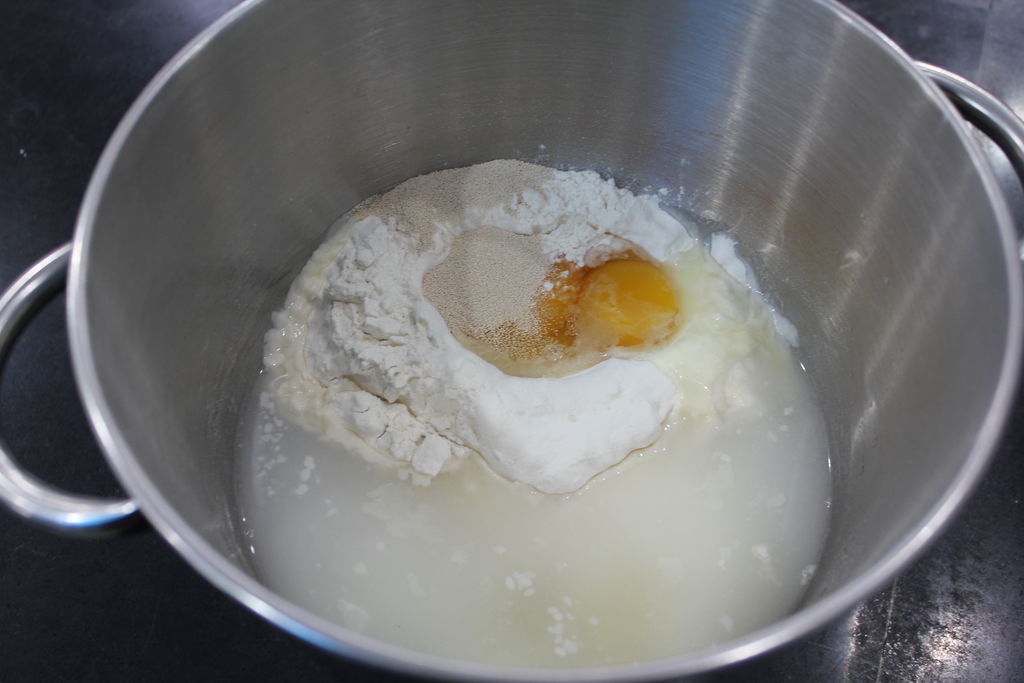 除了黄油不放先,其他 材料都在一起用厨师机和面.