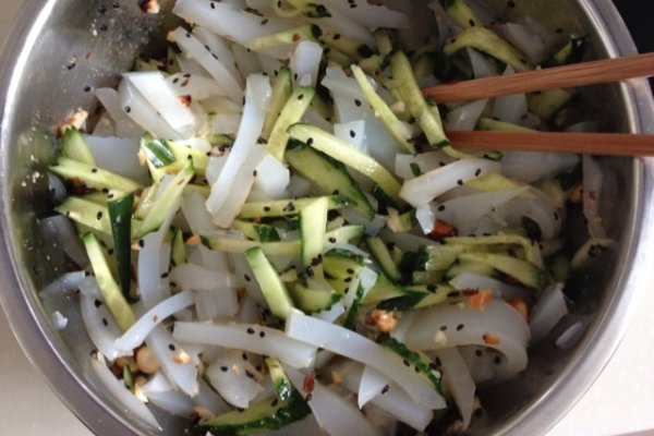 黄瓜拌凉粉怎么做好吃答:主料:凉粉300g黄瓜1根辅料:盐适量香菜适量