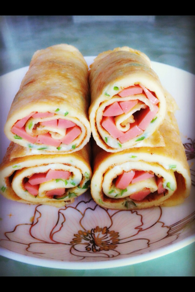 鸡蛋,面粉,香肠鸡蛋5个,面粉3勺(吃饭勺) 辅料 盐,鸡精,葱花 早餐