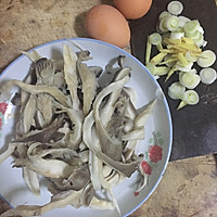 蘑菇炒鸡蛋的做法图解1